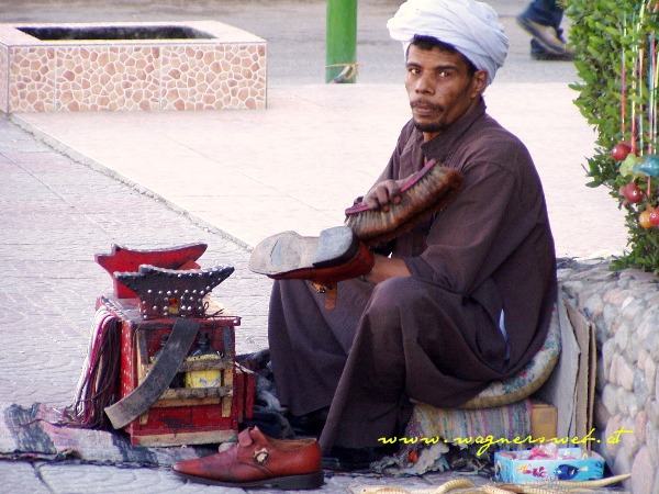 ÄGYPTEN - HURGHADA Wenig zu tun, leider laufen die meisten Touristen mit Badeschlapfen
