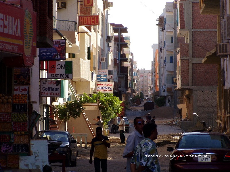 ÄGYPTEN - HURGHADA Eine Seitengasse an der Shoppingmeile