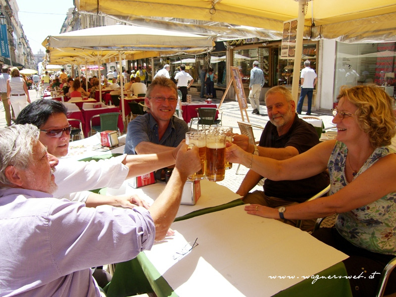 wir stossen anm mit bier
