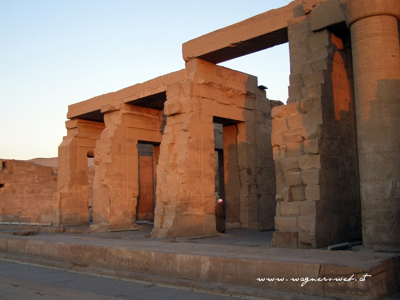 tempek bei sonnenuntergang